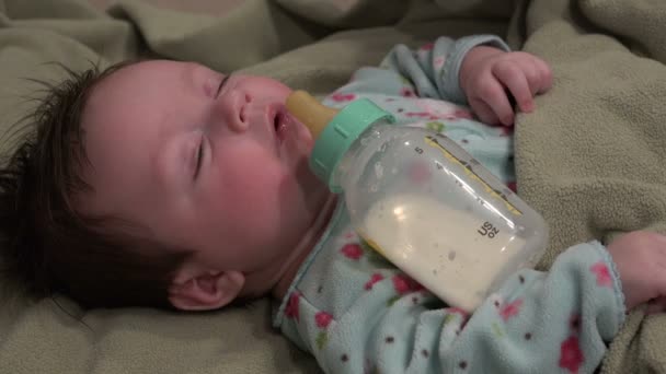 Baby schläft mit Flasche — Stockvideo