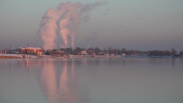 Fabriek verontreiniging over Lake — Stockvideo