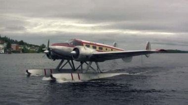Harbor'a geliyor floatplane