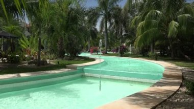 Tropik bir tatil köyünde yüzme havuzu