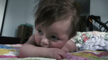 Eylem bakmak için kafasını çevirerek bebek.