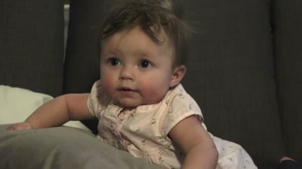 Μωρό προσπαθεί πάρα πολύ σκληρά για να καθίσει — Αρχείο Βίντεο