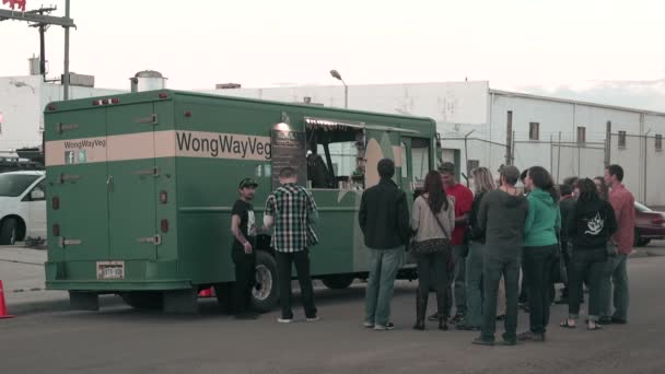 Mensen in de buurt van veggie voedsel vrachtwagen — Stockvideo