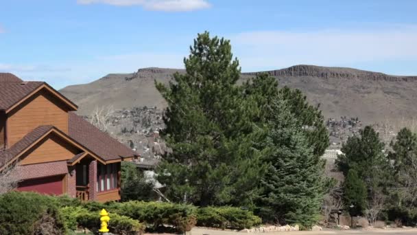 Casa en las montañas — Vídeos de Stock