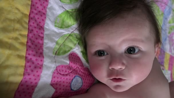 Ребенок на домашнем одеяле — стоковое видео