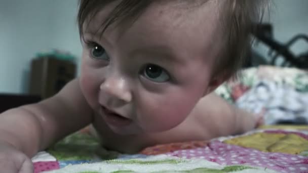 Il bambino si sta girando per guardare la telecamera — Video Stock