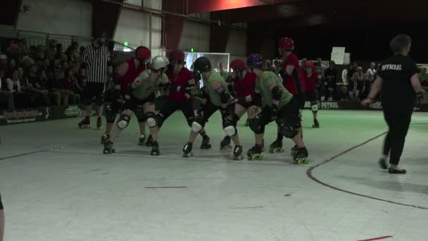 Referee starts a Roller derby — Stock Video