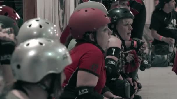 Roller girls tomando un descanso durante la acción — Vídeo de stock