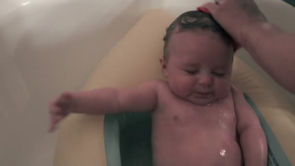 Bambino ottenere un bagno — Video Stock