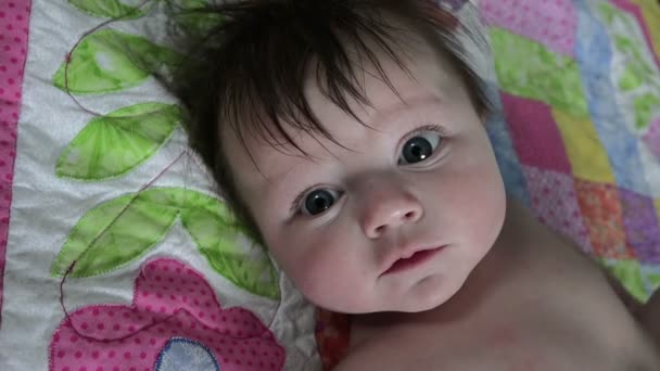 Baby auf selbstgemachter Decke — Stockvideo