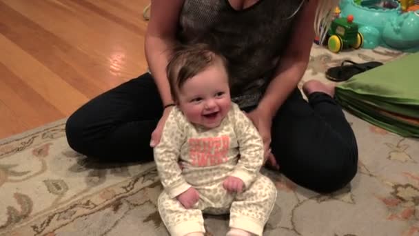 Bebê brinca com sua mãe no chão — Vídeo de Stock