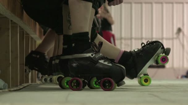 Skaters se prepara para unirse a la acción de roller derby — Vídeo de stock