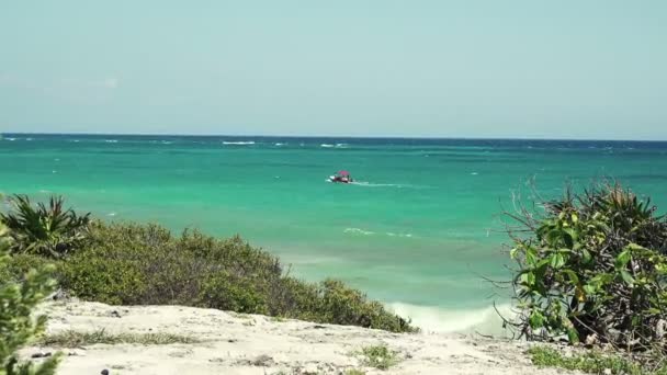 Barco del Caribe en el mar — Vídeo de stock