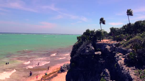 Beach Cliff Overlook rüzgarlı avuç içi — Stok video