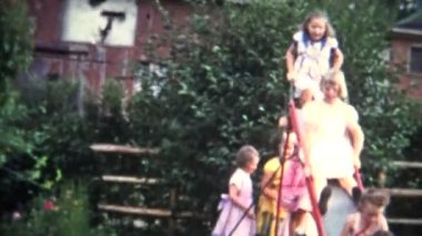 Slayt üzerinde oynayan kızlar