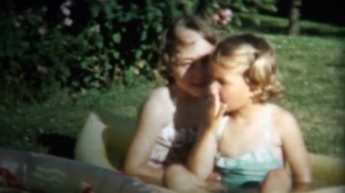 Kızlar dışında küçük sıçrama havuzlarında oynarken