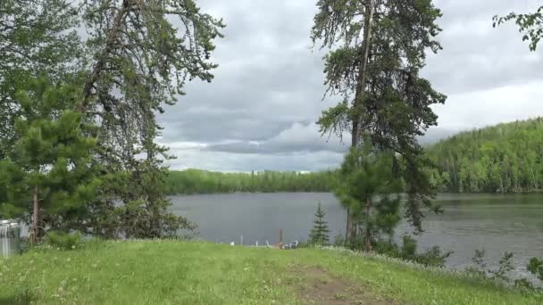 Fishermans båtbrygga i sjön — Stockvideo