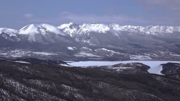 Vue sur la montagne avec lac alpin — Video