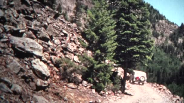 Jeep prenant des routes de montagne à voie unique — Video