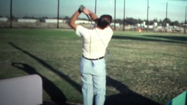 Mann zeigt seine Golfkünste beim Schlagen von Bällen — Stockvideo