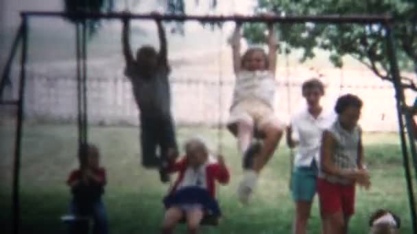 Çılgınca swingset üzerinde oynayan çocuklar — Stok video