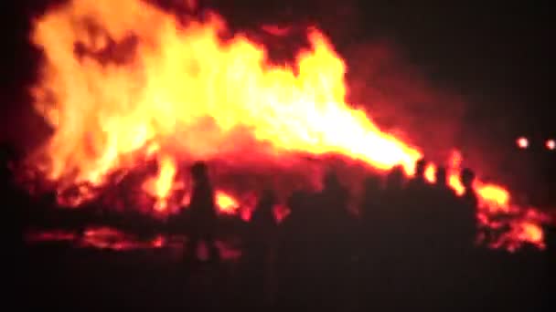 Raging bonfire at the campus of the University of Colorado — Stock Video