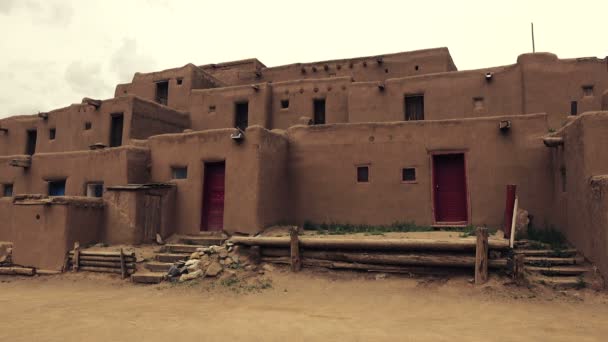 Původní americká budova v Pueblo — Stock video