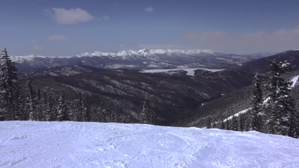 Pistas de esqui de longa distância vista para a montanha — Vídeo de Stock