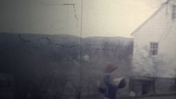 Малыш, бросая бейсбол высоко в воздух — стоковое видео