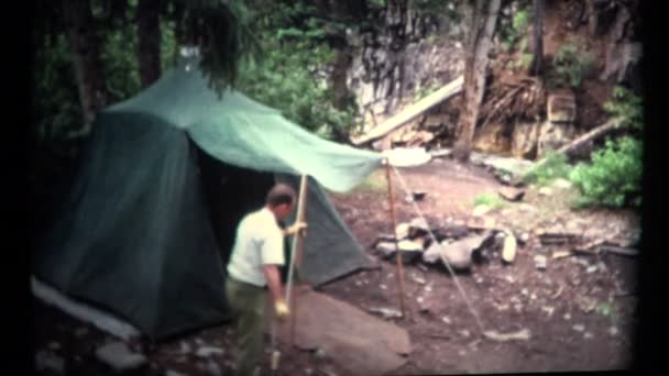 Un homme installe une vieille tente de camping — Video