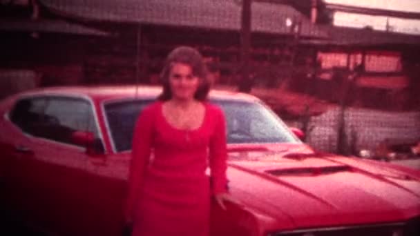 Women next to a red Camero car parked — Αρχείο Βίντεο