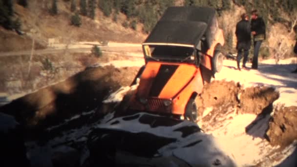 Jeep zatrzymany w otwór — Wideo stockowe
