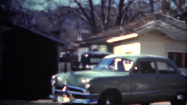 Shoebox Ford car pulling into a driveway — Stock Video