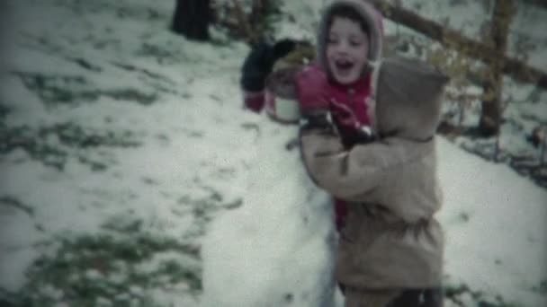 Barnen gör snögubbe — Stockvideo