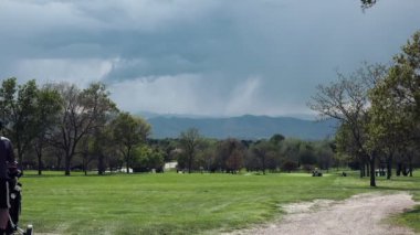 Adam Golf Fairway aşağı kart bastırmak