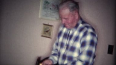 Yaşlı adam asla kameraya bakıyor