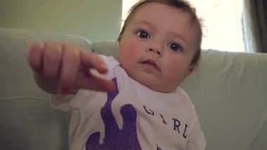 Bebeğim keşfetmek o bir el denetlenmektedir