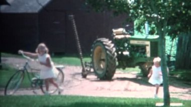 Aile Çiftliği Çevresinde Bisiklete Binen Kız