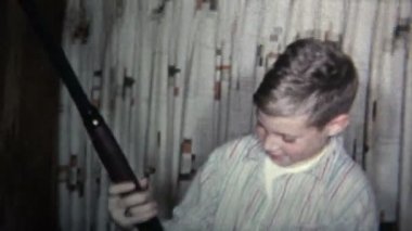 Çocuk Bb silahı Noel için alır.