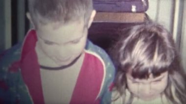 Çocuk oyuncak bazuka silah alır