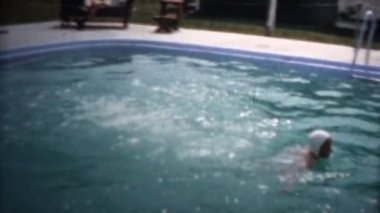 çift motel havuzunda zevk