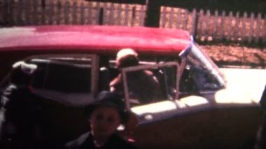 Kiliseden eve aile geliyor