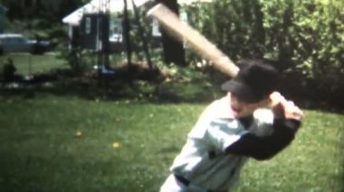 Beyzbolda sallanan çocuk uygulama