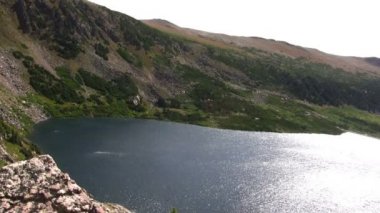 yaz başlarında beslenen Alp buzul Gölü