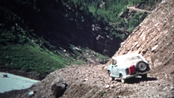 Montaña conduciendo un jeep — Vídeo de stock