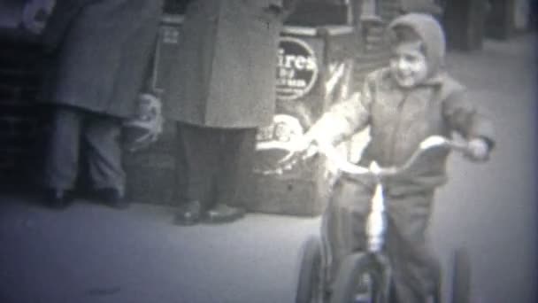 Niño montar en bicicleta — Vídeo de stock
