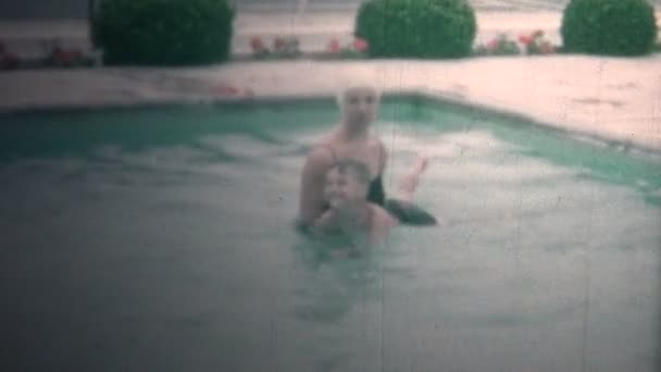 Mamá enseñando hijo cómo nadar — Vídeos de Stock