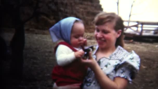 Bebek tavuk kapağı-lings için tanıtımı Toddler anne — Stok video