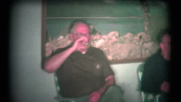 Starý muž pití v rodinné události — Stock video
