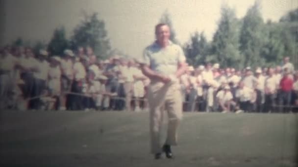 Arnold Palmer เล่นในการแข่งขันกอล์ฟ — วีดีโอสต็อก